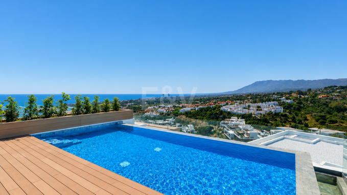 Ático de lujo mediterráneo con oasis privado en la azotea