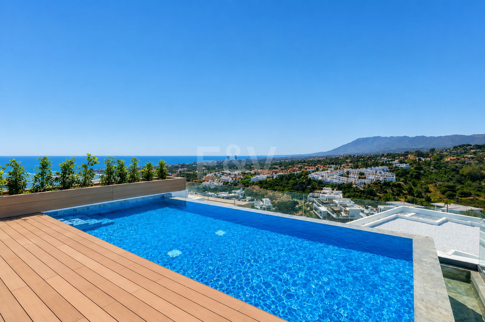 Luxus-Penthouse am Mittelmeer mit privater Dachterrassen-Oase