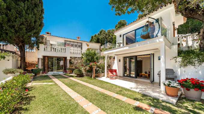 Villa de estilo andaluz con vistas panorámicas al mar y piscina privada en La Montua