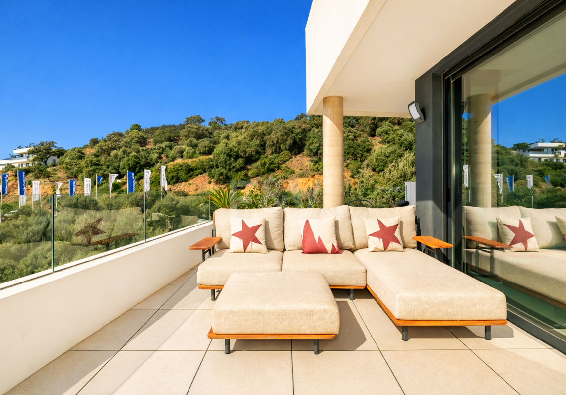 Lujoso ático contemporáneo con vistas panorámicas al mar y spa privado en Altos de los Monteros