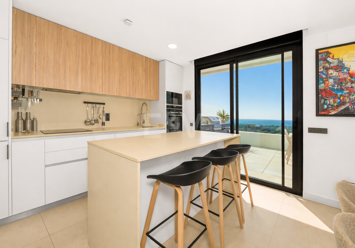 Lujoso ático contemporáneo con vistas panorámicas al mar y spa privado en Altos de los Monteros