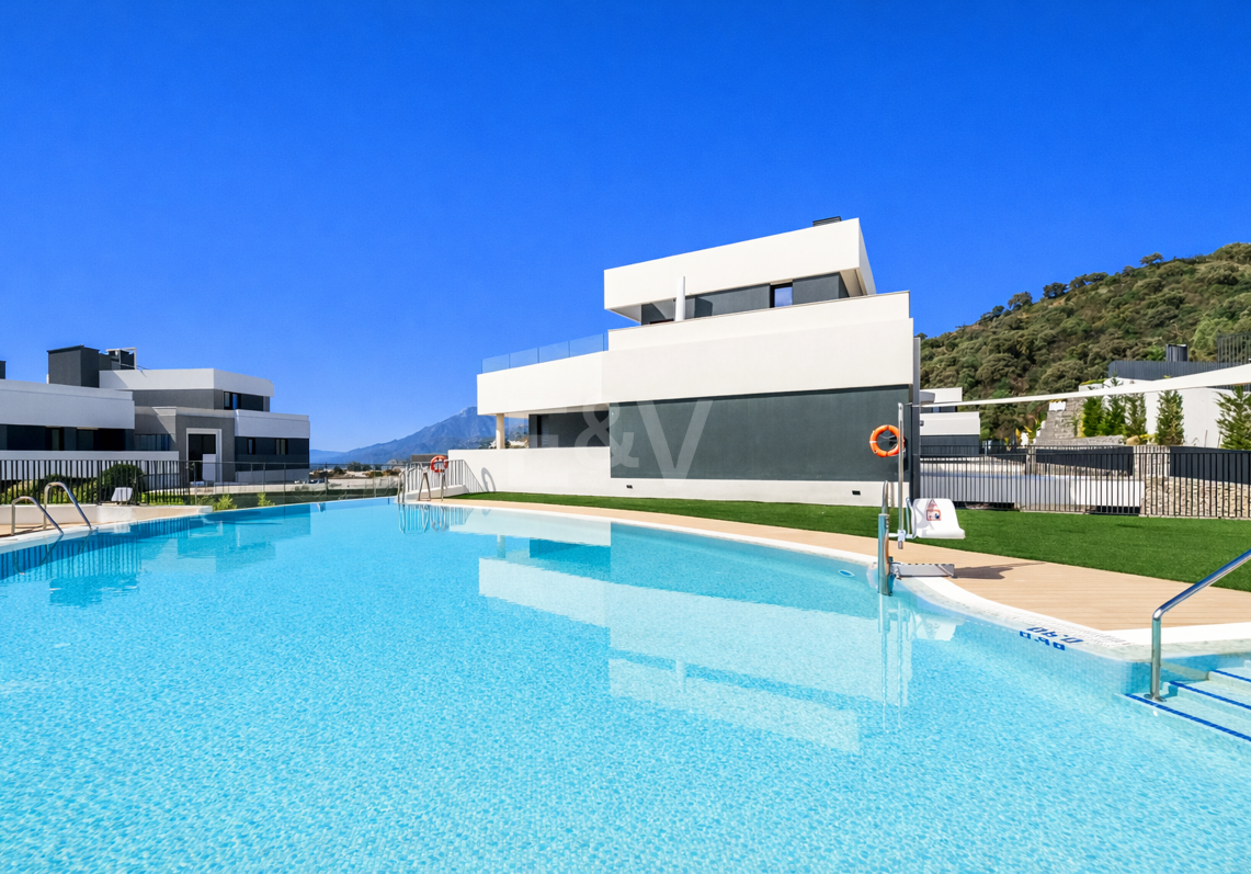 Lujoso ático contemporáneo con vistas panorámicas al mar y spa privado en Altos de los Monteros