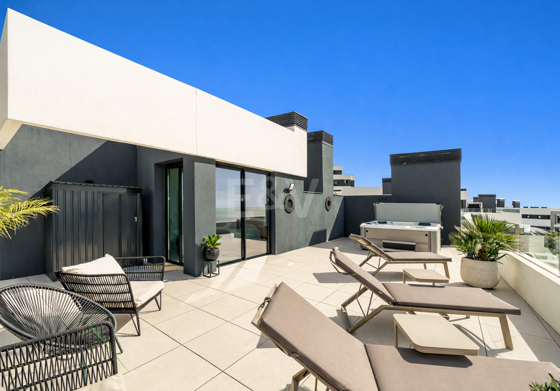 Lujoso ático contemporáneo con vistas panorámicas al mar y spa privado en Altos de los Monteros