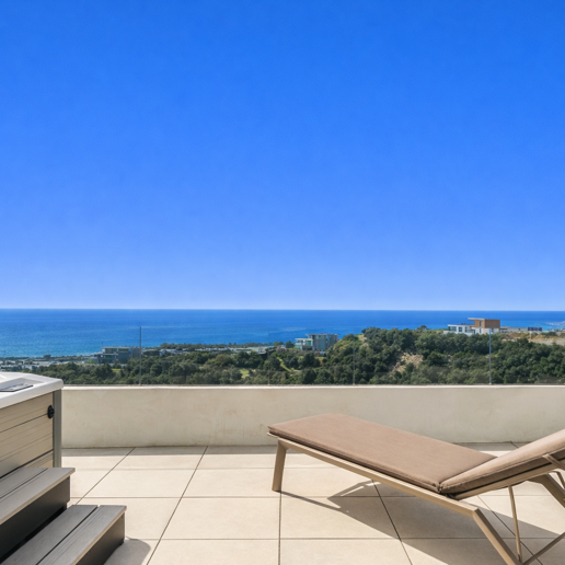 Lujoso ático contemporáneo con vistas panorámicas al mar y spa privado