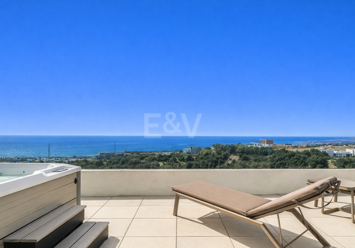 Lujoso ático contemporáneo con vistas panorámicas al mar y spa privado en Altos de los Monteros