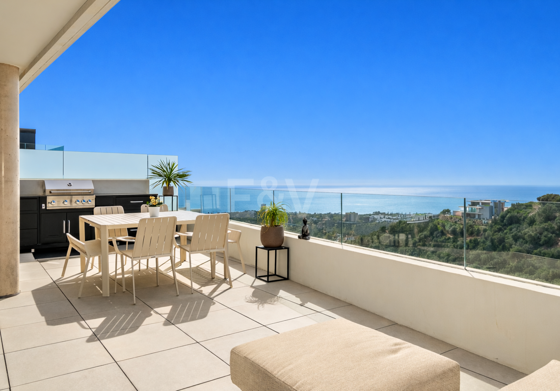 Lujoso ático contemporáneo con vistas panorámicas al mar y spa privado en Altos de los Monteros