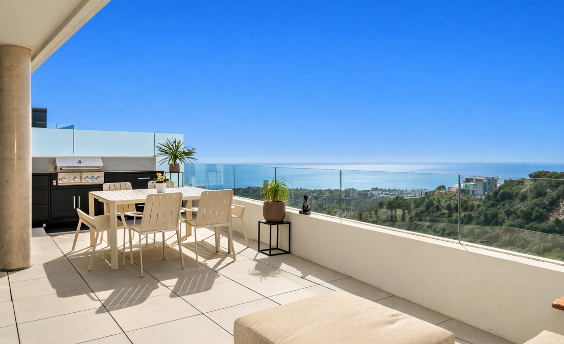 Lujoso ático contemporáneo con vistas panorámicas al mar y spa privado