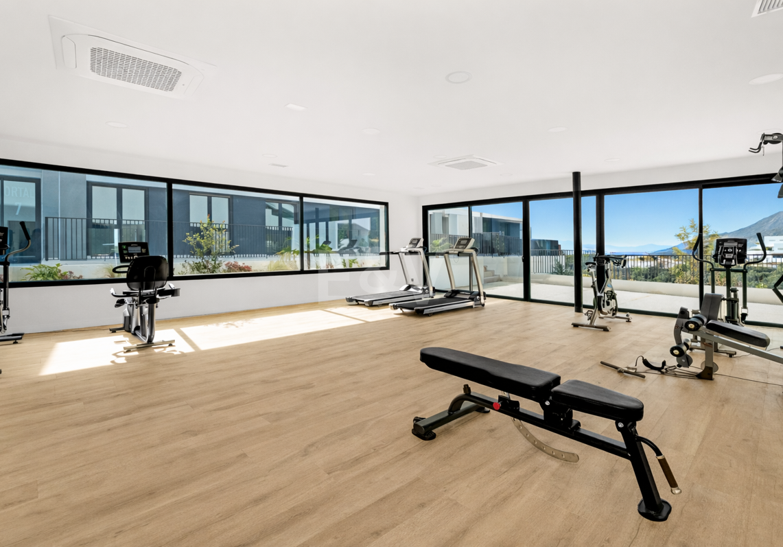 Lujoso ático contemporáneo con vistas panorámicas al mar y spa privado en Altos de los Monteros