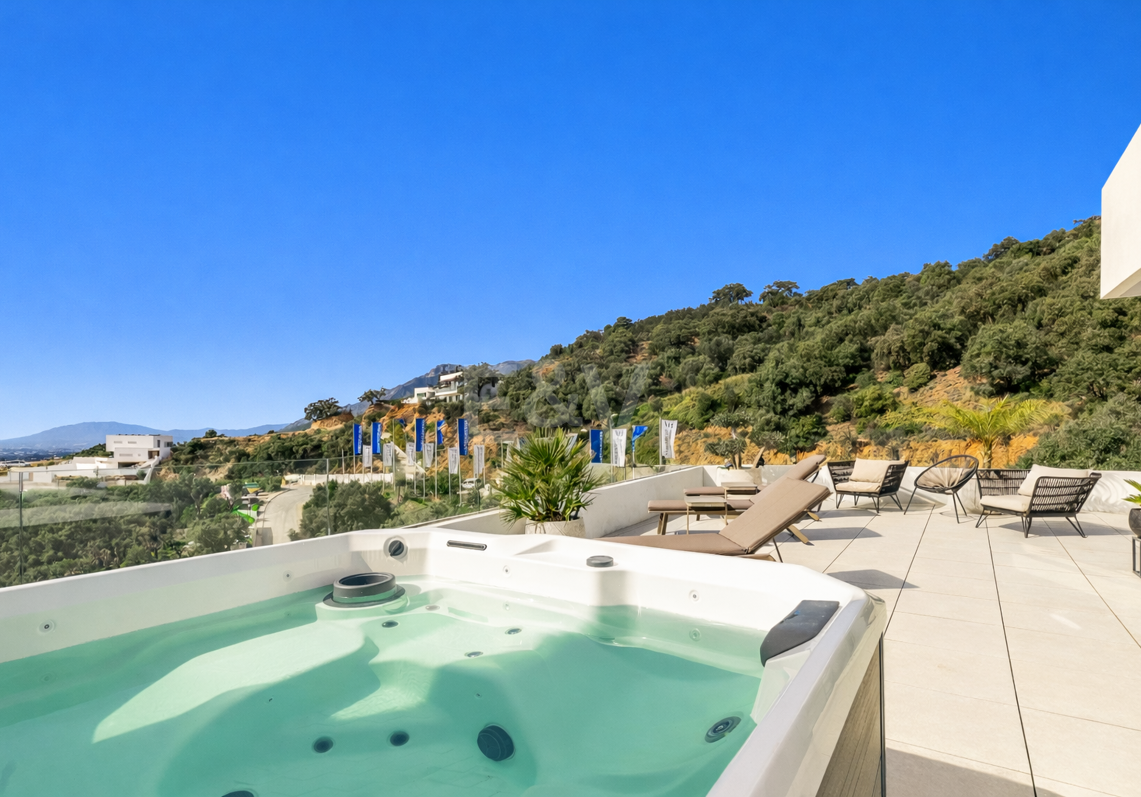 Lujoso ático contemporáneo con vistas panorámicas al mar y spa privado en Altos de los Monteros
