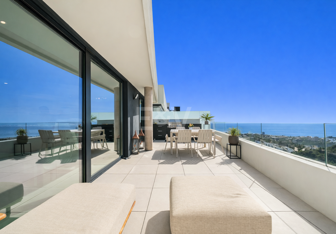 Lujoso ático contemporáneo con vistas panorámicas al mar y spa privado en Altos de los Monteros