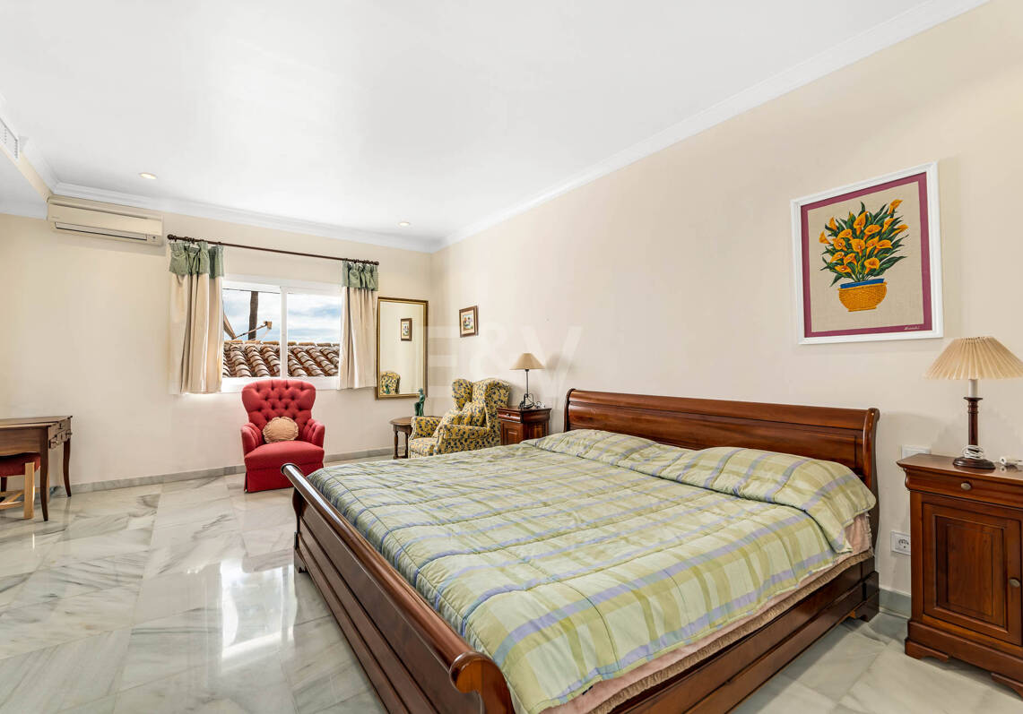 Huge Elegant Corner Villa-Style with Impressive Panoramic Views in El Herrojo, La Quinta