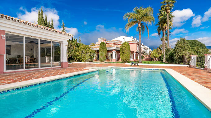 Énorme Elegant Corner Villa-Style à El Herrojo avec Impressionnant Panoramique Vues