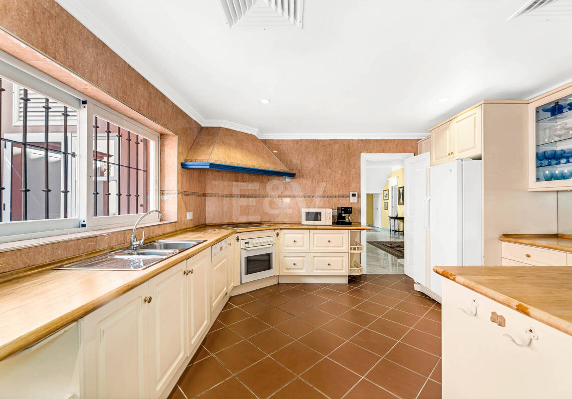 Huge Elegant Corner Villa-Style with Impressive Panoramic Views in El Herrojo, La Quinta
