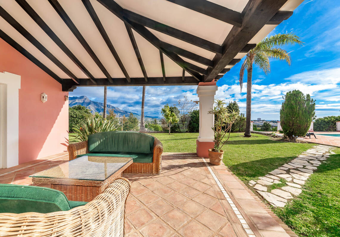 Huge Elegant Corner Villa-Style with Impressive Panoramic Views in El Herrojo, La Quinta
