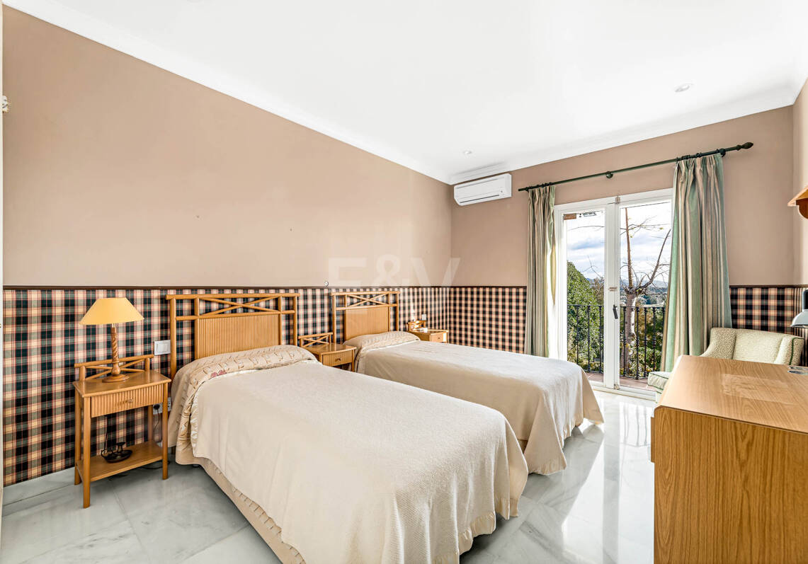 Huge Elegant Corner Villa-Style with Impressive Panoramic Views in El Herrojo, La Quinta