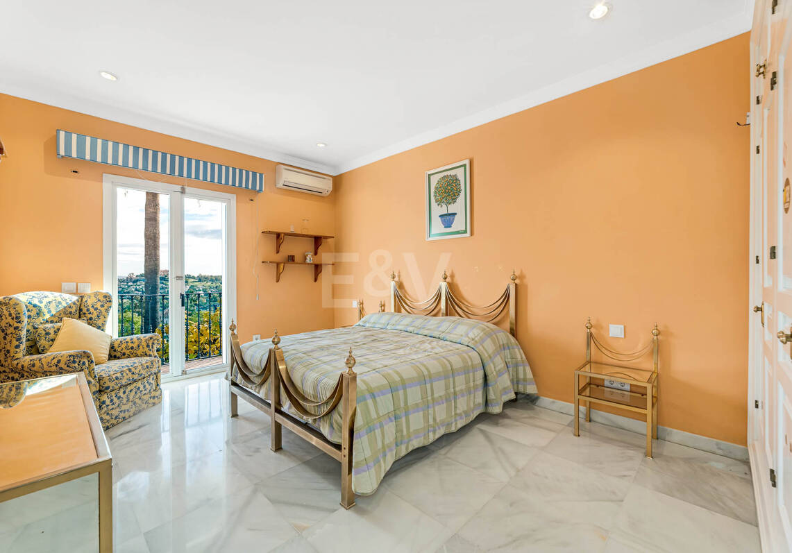 Huge Elegant Corner Villa-Style with Impressive Panoramic Views in El Herrojo, La Quinta