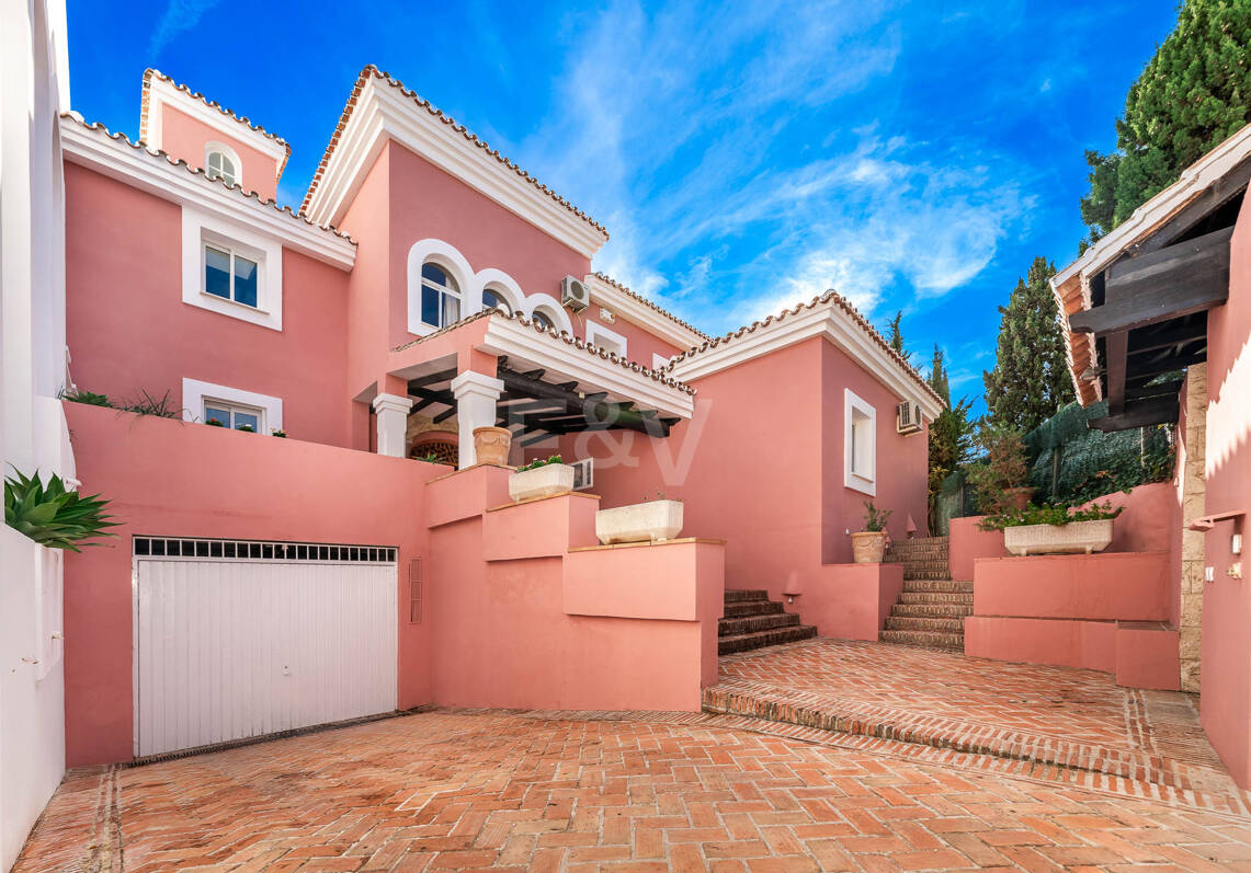 Huge Elegant Corner Villa-Style with Impressive Panoramic Views in El Herrojo, La Quinta