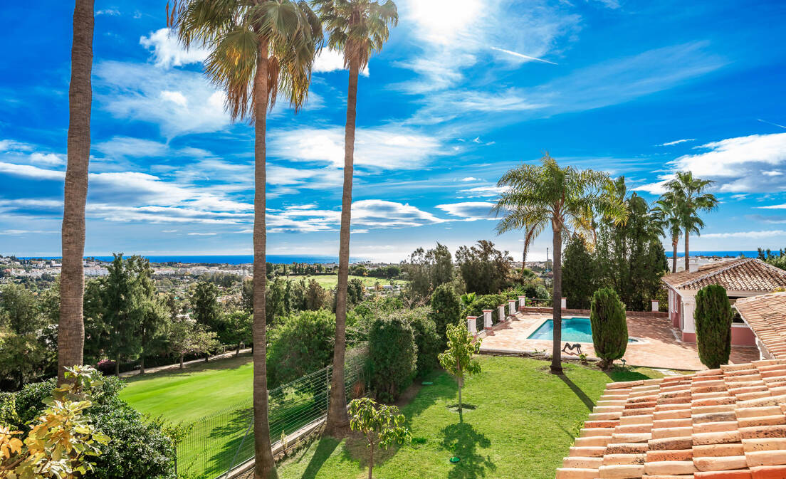 Huge Elegant Corner Villa-Style in El Herrojo with Impressive Panoramic Views