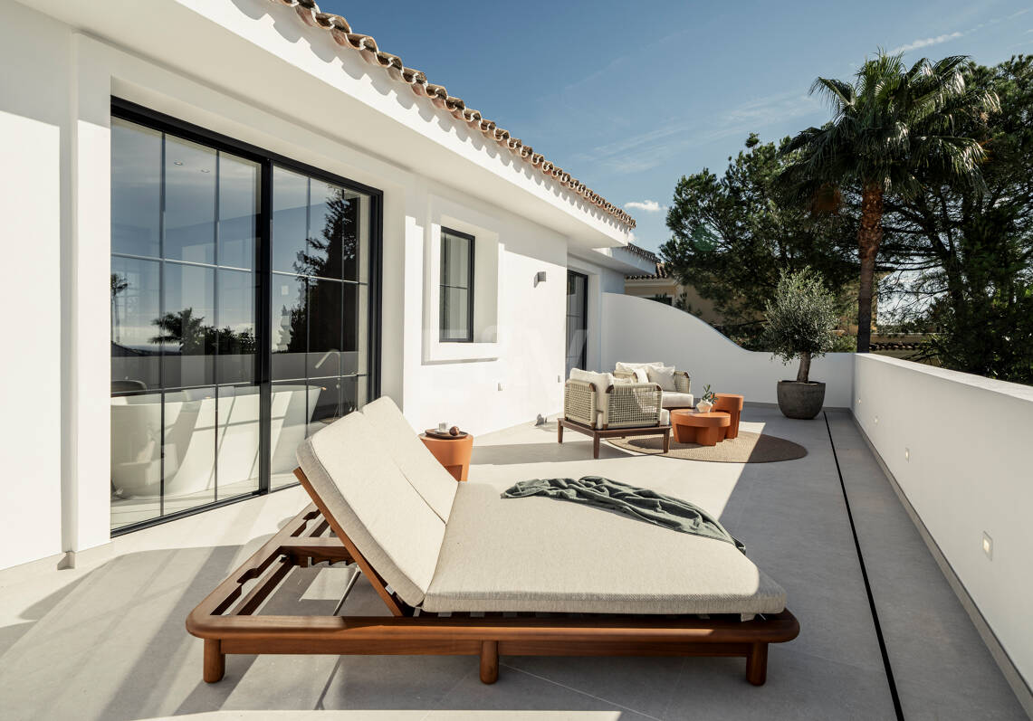 Contemporary Luxury Villa with Panoramic Sea, Golf & Mountain Views in Nueva Andalucía