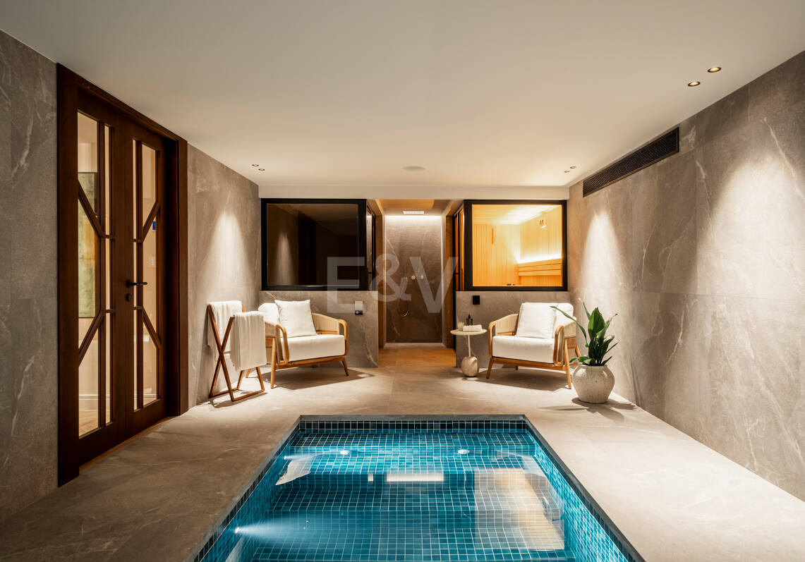Contemporary Luxury Villa with Panoramic Sea, Golf & Mountain Views in Nueva Andalucía
