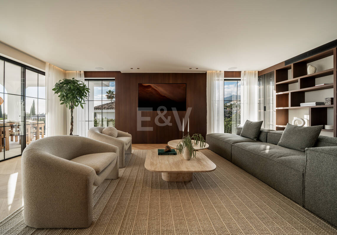 Contemporary Luxury Villa with Panoramic Sea, Golf & Mountain Views in Nueva Andalucía