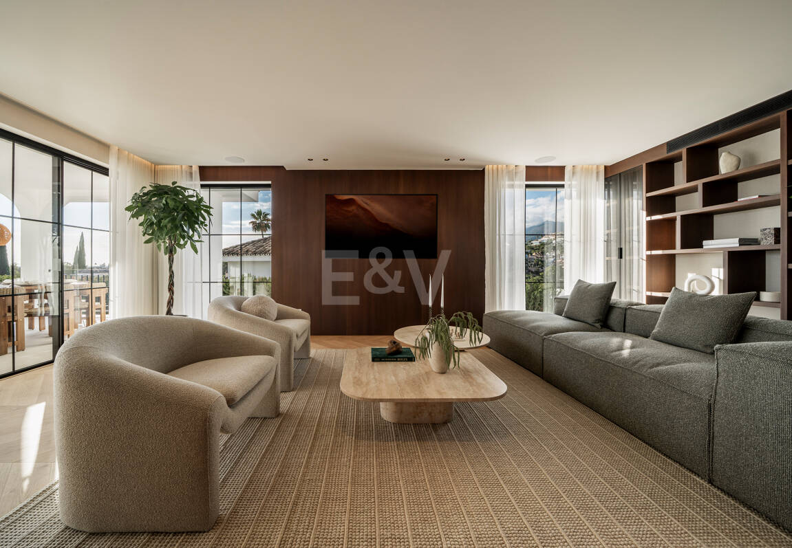 Contemporary Luxury Villa with Panoramic Sea, Golf & Mountain Views in Nueva Andalucía