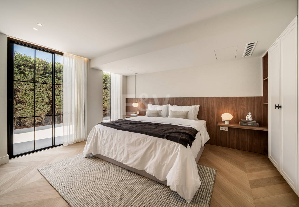 Contemporary Luxury Villa with Panoramic Sea, Golf & Mountain Views in Nueva Andalucía