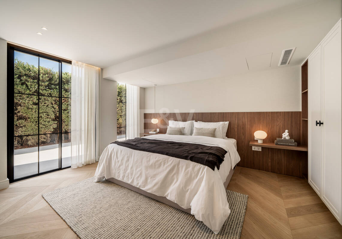 Contemporary Luxury Villa with Panoramic Sea, Golf & Mountain Views in Nueva Andalucía