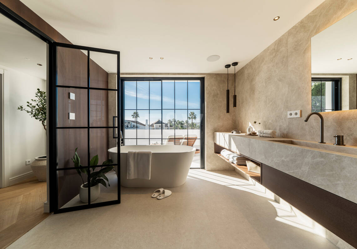 Contemporary Luxury Villa with Panoramic Sea, Golf & Mountain Views in Nueva Andalucía