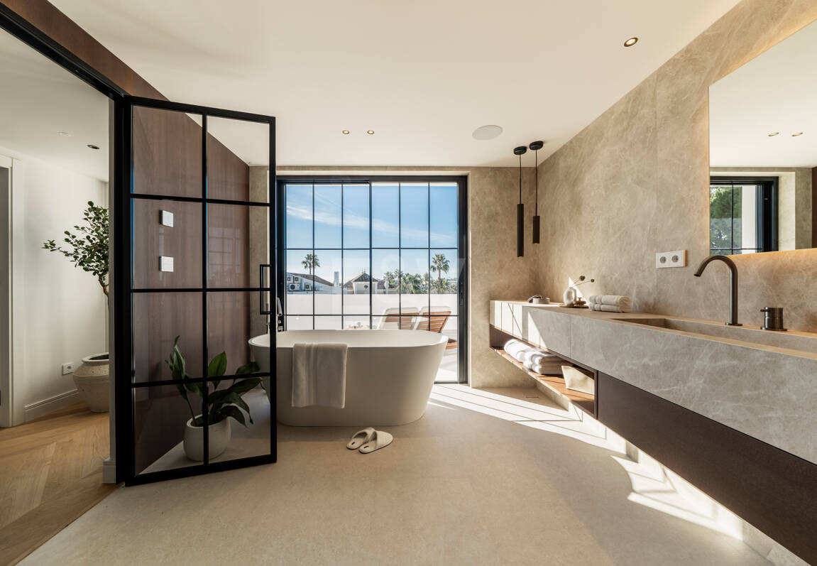 Contemporary Luxury Villa with Panoramic Sea, Golf & Mountain Views in Nueva Andalucía