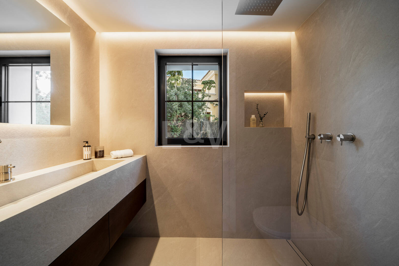 Contemporary Luxury Villa with Panoramic Sea, Golf & Mountain Views in Nueva Andalucía