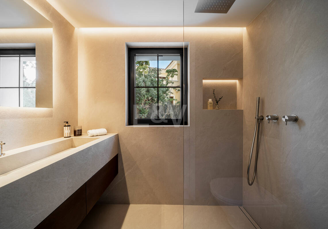 Contemporary Luxury Villa with Panoramic Sea, Golf & Mountain Views in Nueva Andalucía