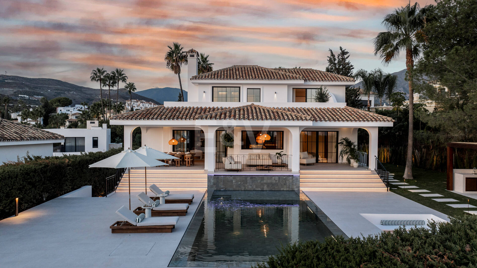 Contemporary Luxury Villa with Panoramic Sea, Golf & Mountain Views in Nueva Andalucía
