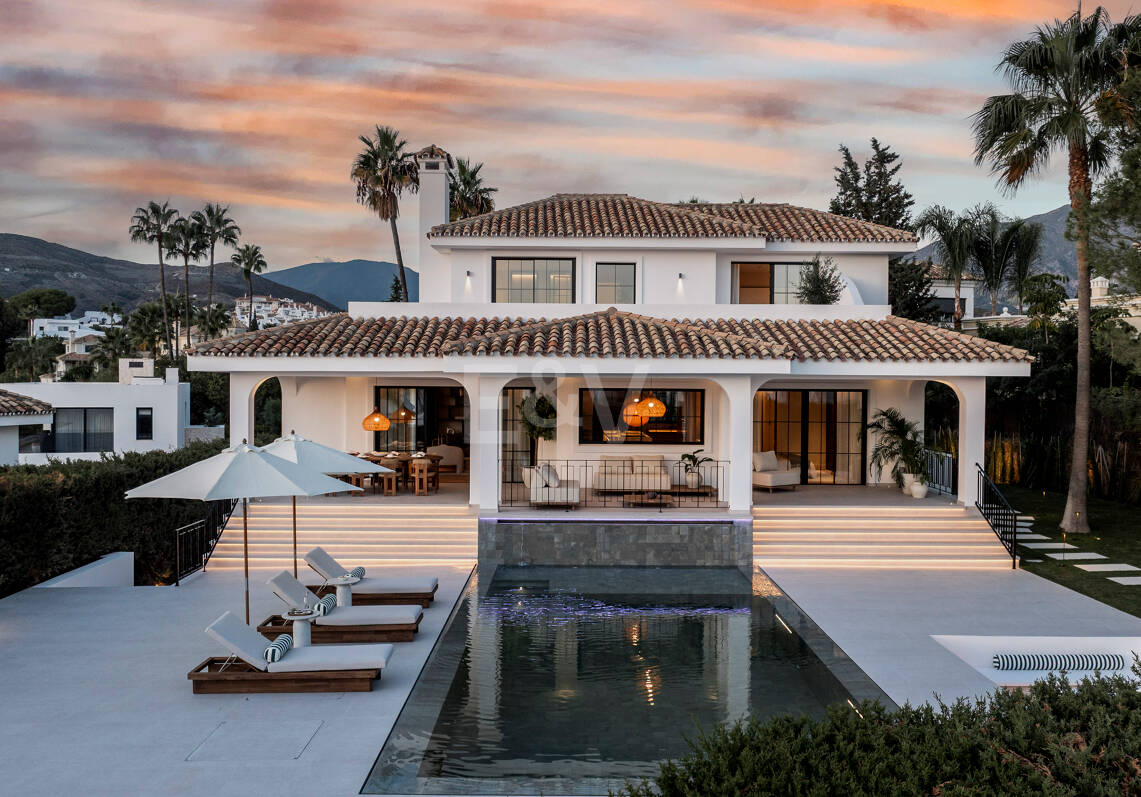 Contemporary Luxury Villa with Panoramic Sea, Golf & Mountain Views in Nueva Andalucía
