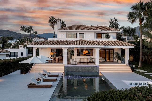 Contemporary Luxury Villa with Panoramic Sea, Golf & Mountain Views in Nueva Andalucía