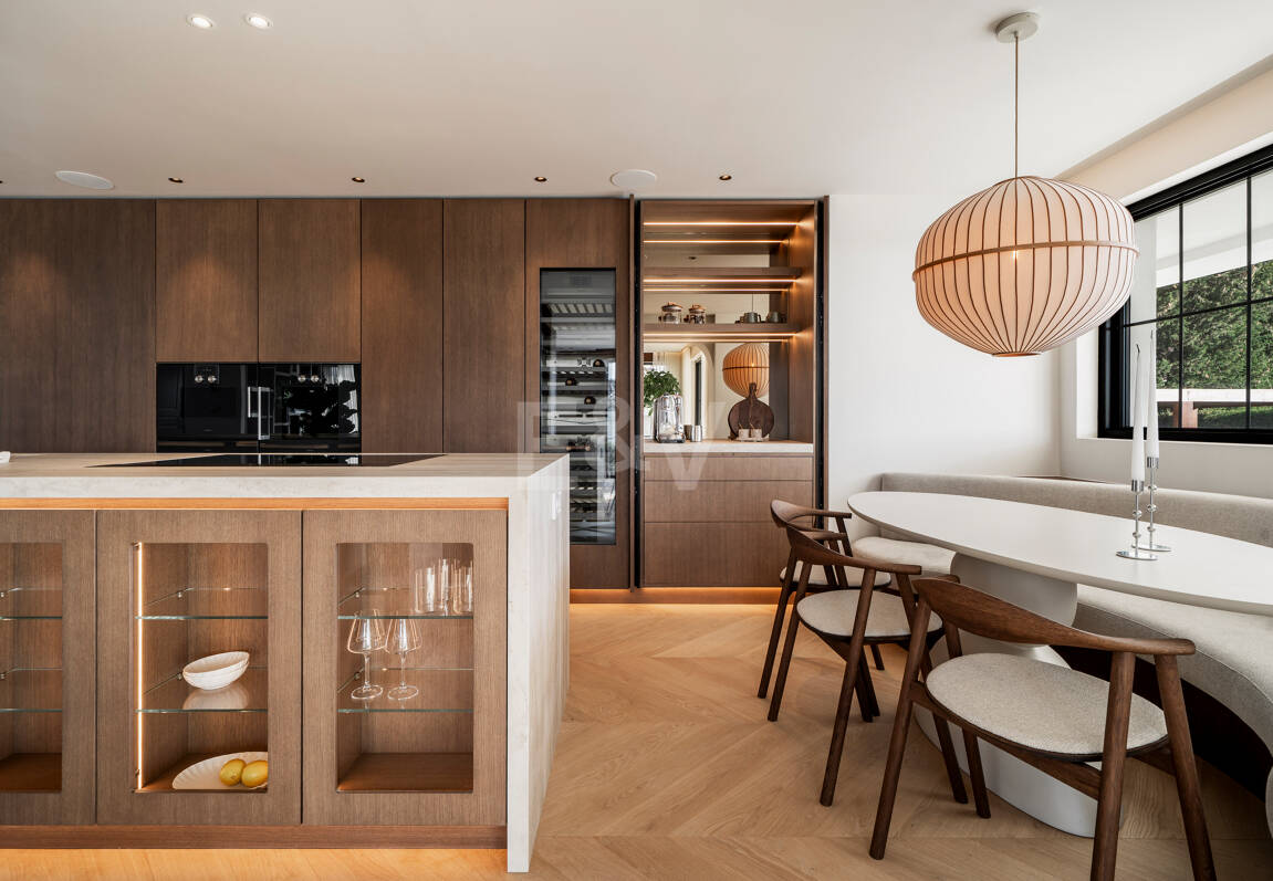 Contemporary Luxury Villa with Panoramic Sea, Golf & Mountain Views in Nueva Andalucía