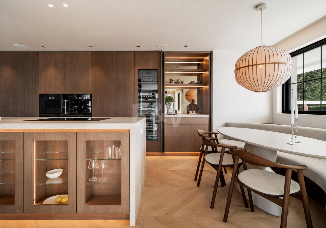 Contemporary Luxury Villa with Panoramic Sea, Golf & Mountain Views in Nueva Andalucía
