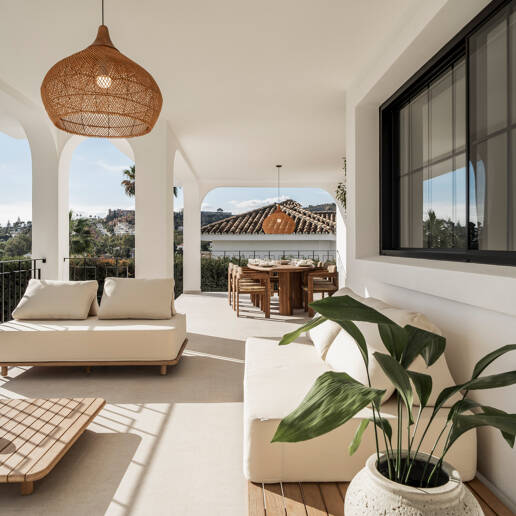 Contemporary Luxury Villa with Panoramic Sea, Golf & Mountain Views in Nueva Andalucía