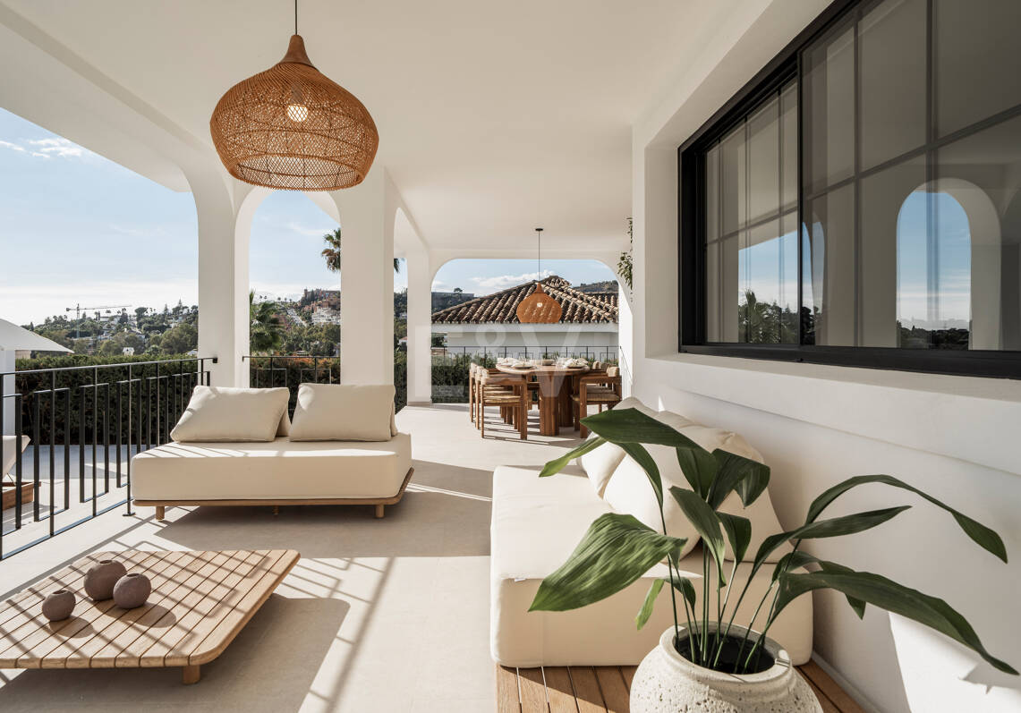 Contemporary Luxury Villa with Panoramic Sea, Golf & Mountain Views in Nueva Andalucía