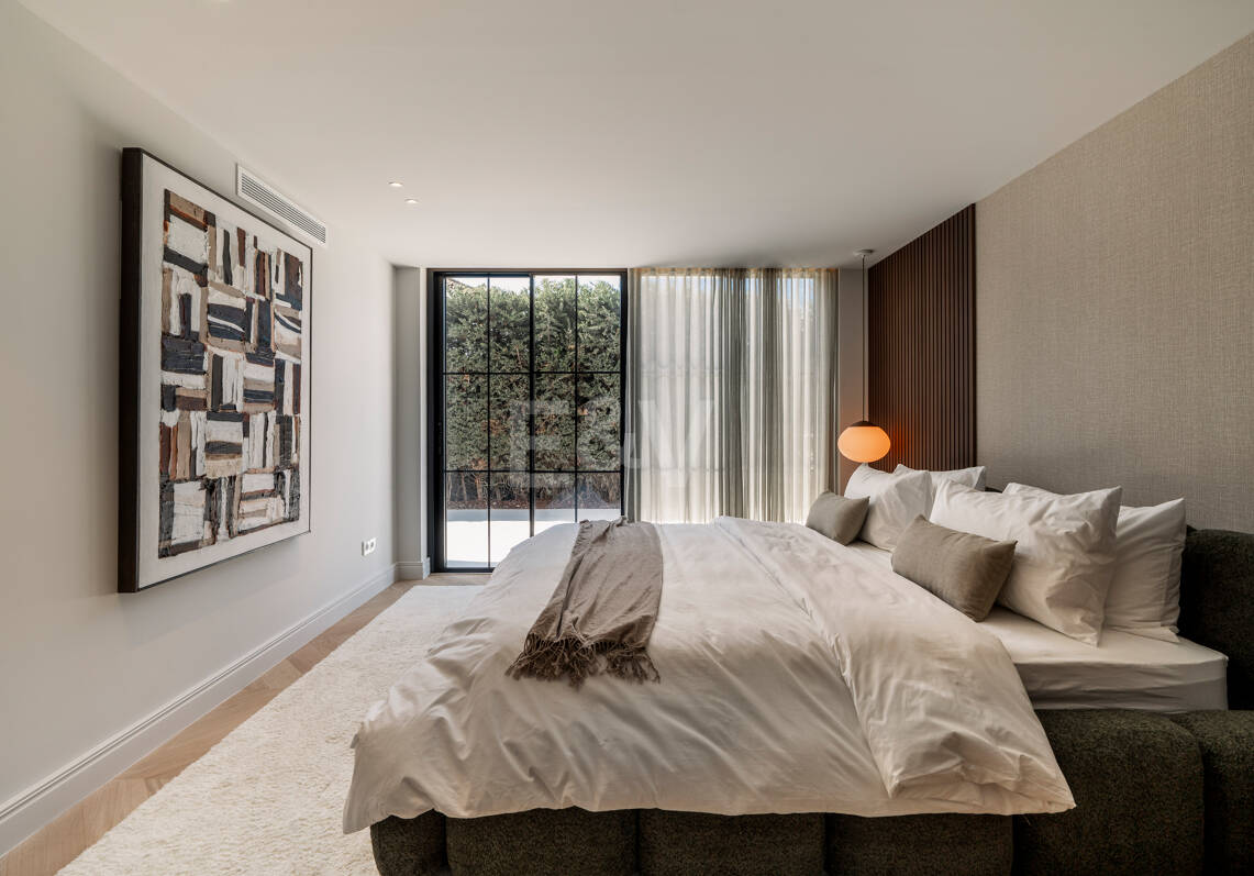 Contemporary Luxury Villa with Panoramic Sea, Golf & Mountain Views in Nueva Andalucía