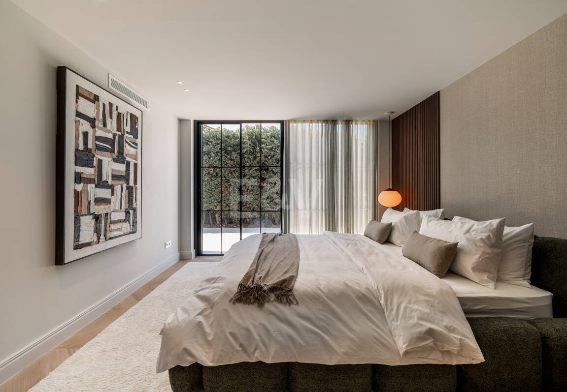 Contemporary Luxury Villa with Panoramic Sea, Golf & Mountain Views in Nueva Andalucía