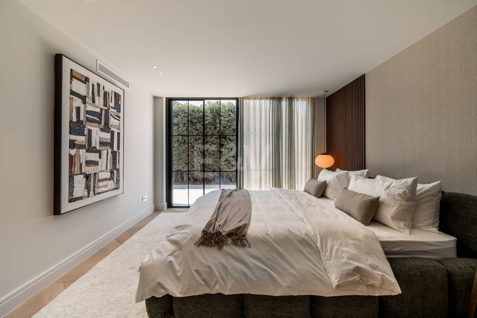 Contemporary Luxury Villa with Panoramic Sea, Golf & Mountain Views in Nueva Andalucía