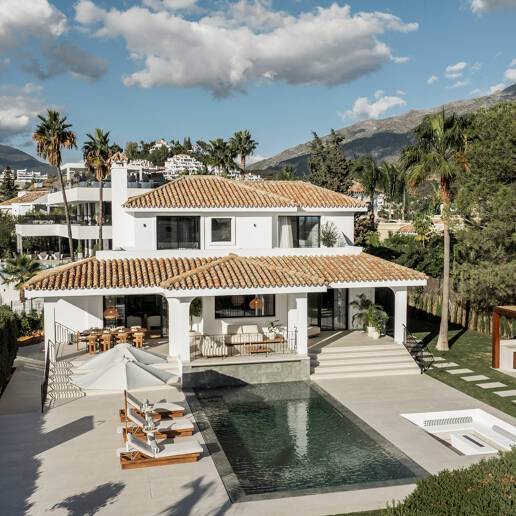 Contemporary Luxury Villa with Panoramic Sea, Golf & Mountain Views in Nueva Andalucía