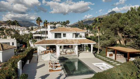 Contemporary Luxury Villa with Panoramic Sea, Golf & Mountain Views in Nueva Andalucía