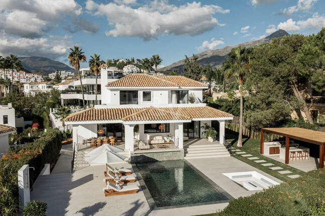 Contemporary Luxury Villa with Panoramic Sea, Golf & Mountain Views in Nueva Andalucía