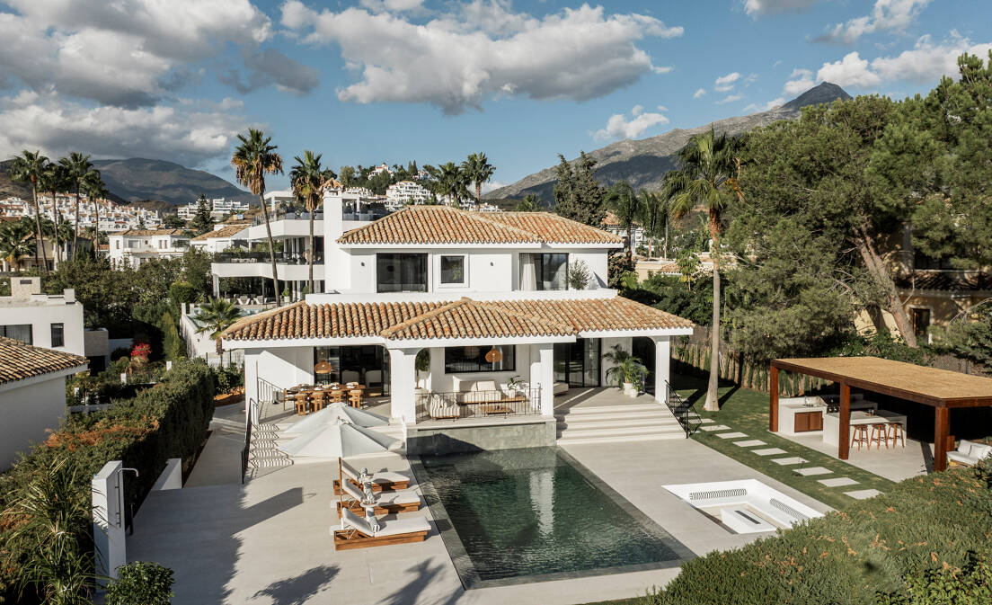 Contemporary Luxury Villa with Panoramic Sea, Golf & Mountain Views in Nueva Andalucía