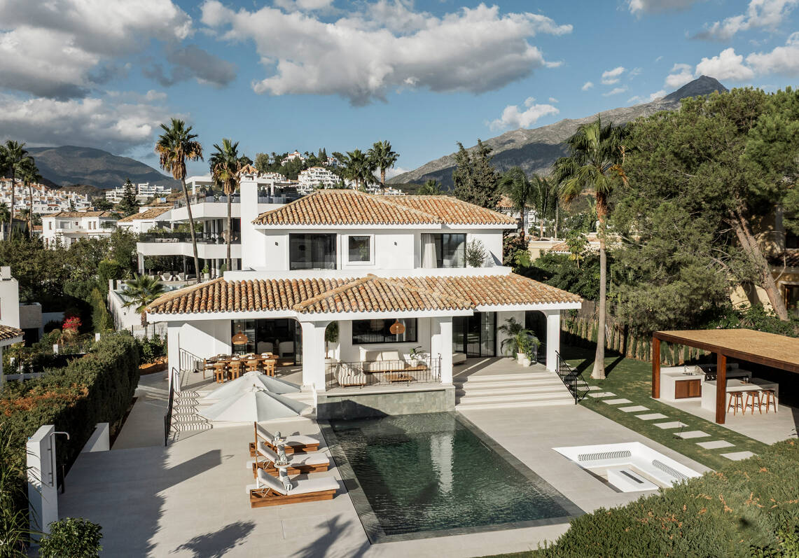 Contemporary Luxury Villa with Panoramic Sea, Golf & Mountain Views in Nueva Andalucía