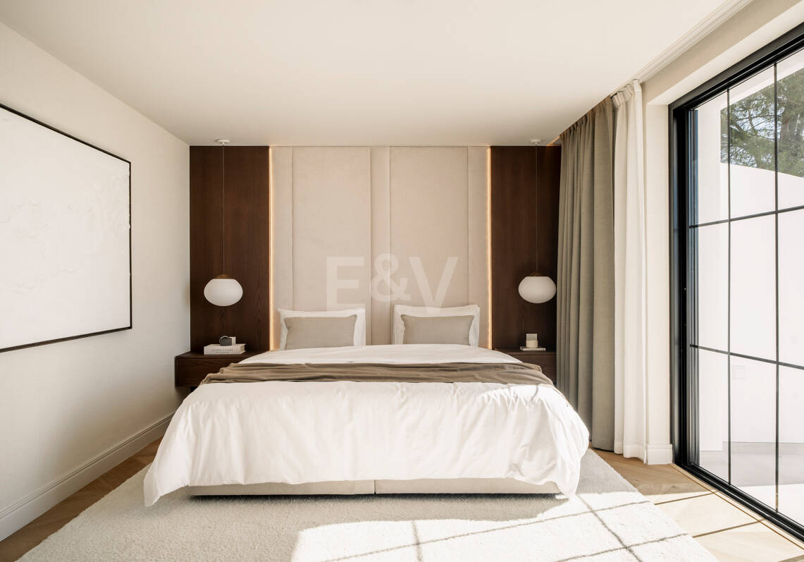 Contemporary Luxury Villa with Panoramic Sea, Golf & Mountain Views in Nueva Andalucía