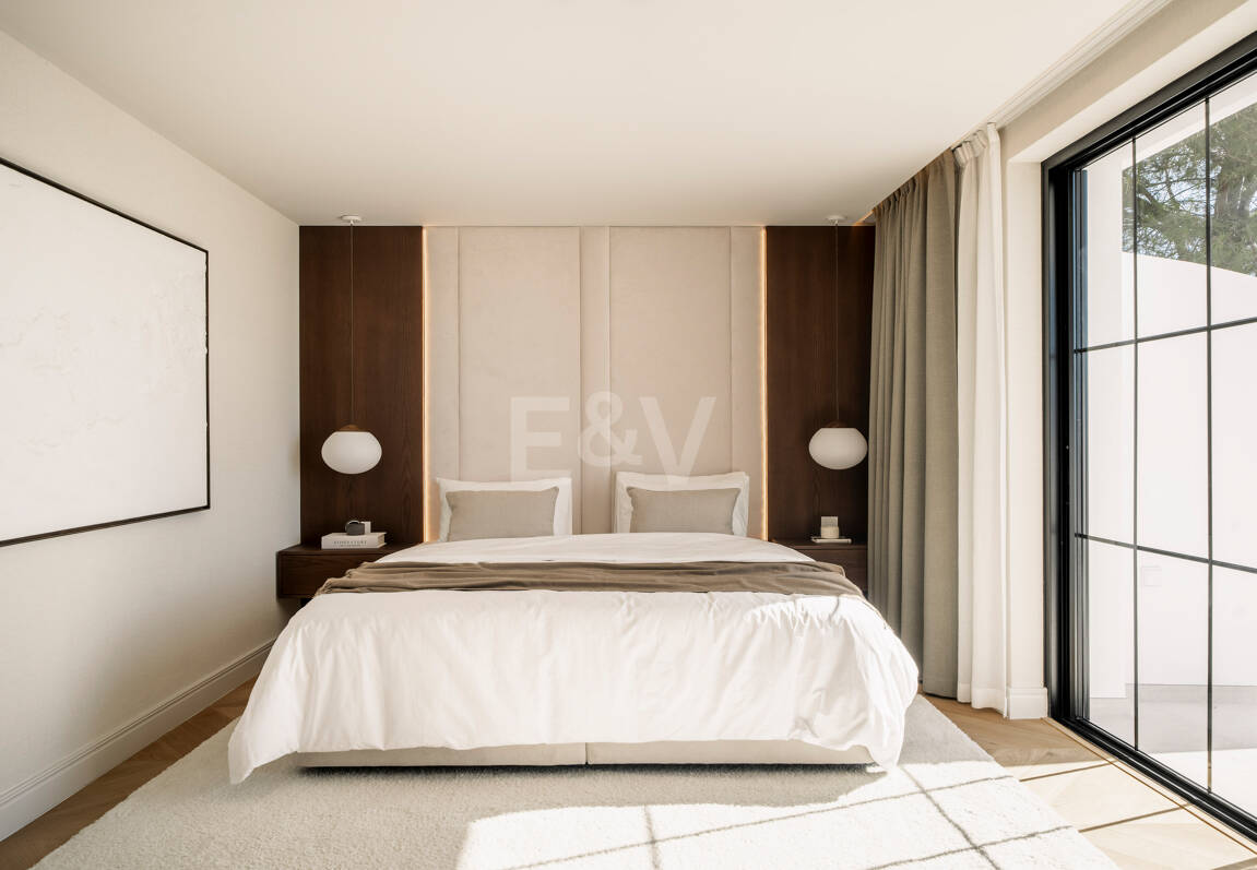 Contemporary Luxury Villa with Panoramic Sea, Golf & Mountain Views in Nueva Andalucía