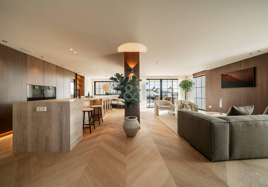 Contemporary Luxury Villa with Panoramic Sea, Golf & Mountain Views in Nueva Andalucía